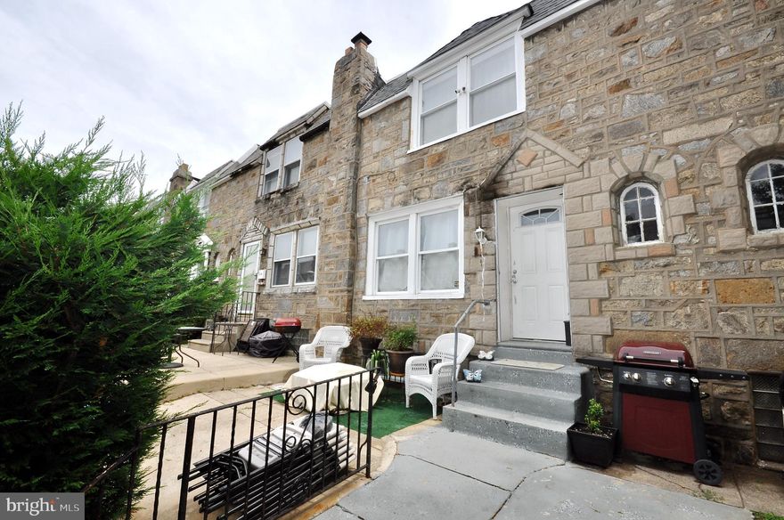 Welcome to  1317 McKinley. A lovely well maintained and comfortable air lite home located in the Northeast Castor Gardens section of Philadelphia. This move in ready, three bedrooms, one bath property is ready for its next owner. Walk in to a nice sized living room, perfect for casual entertaining or just relaxing at home, next is the comfortably sized dining room adjacent to the kitchen. On the second level are three spacious bedrooms and the full modern bathroom. This home features hardwood floors throughout and has been freshly painted, the bathroom was renovated in 2020, a new gas hot water heater was installed in 2021, Central AC was installed in 2021, and the roof/shingles were maintenance in May 2022. This home comes with a one car garage, which owners only used for storage. 

Commuting will be a breeze with quick access to Roosevelt Blvd, Cottman Avenue and Bustleton Avenue. Close to numerous pizza shops and restaurants, banks, department stores, Roosevelt mall, Dunkin Donuts, Wawa, Acme, Giant Rite Aid and Walgreens just to name a few places under a 10 minutes drive. Quick drive to Jeanes hospital. Plenty of Septa bus routes are nearby (59, 14, 20, 58, 88, 1, 14, 20, 70, 77). Don't miss out on this opportunity to own your very own home conveniently nestled in the Northeast. Schedule your showing today and see this lovely home in person. **Cat on premises, please do not let him out. Agents please read the confidential remarks.