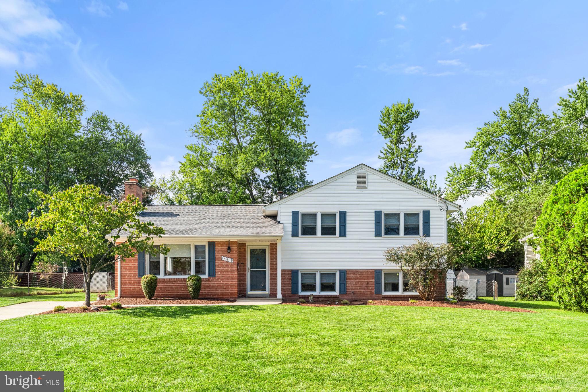 COUNTRY CLUB MANOR - Residential