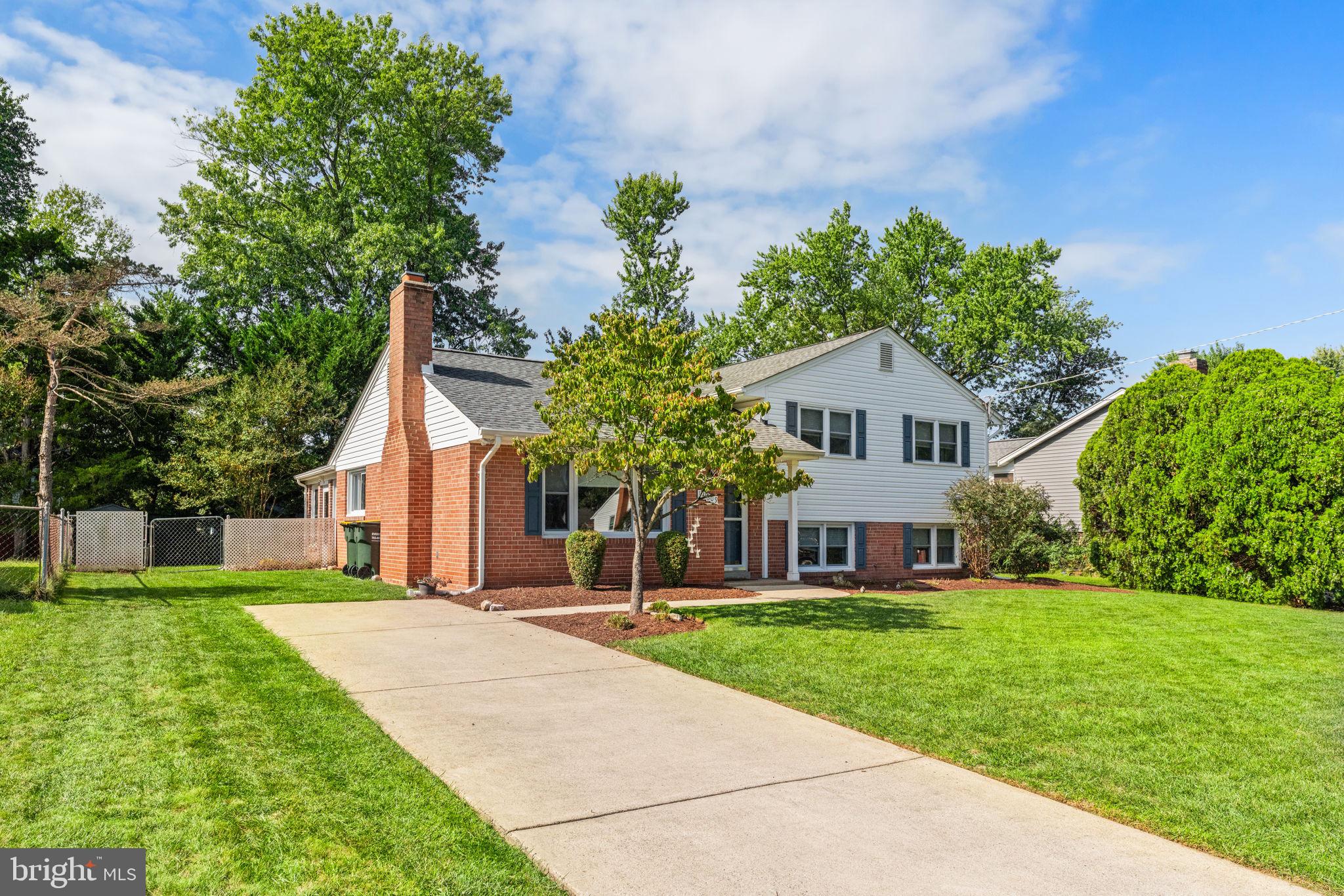 COUNTRY CLUB MANOR - Residential