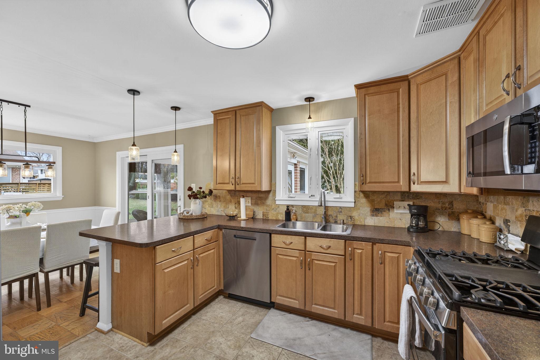 COUNTRY CLUB MANOR - Residential