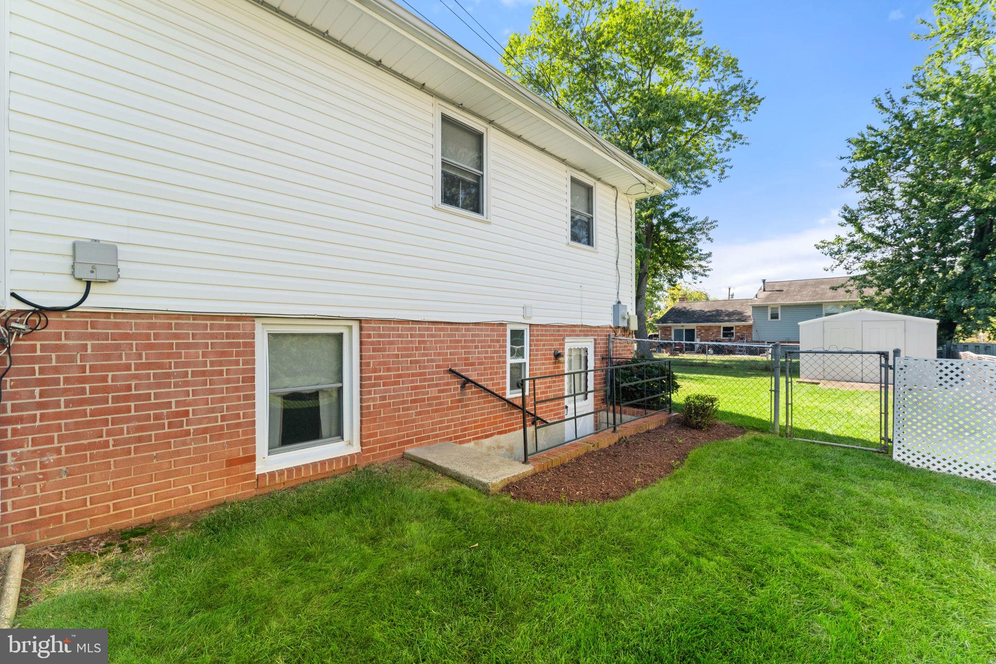 COUNTRY CLUB MANOR - Residential