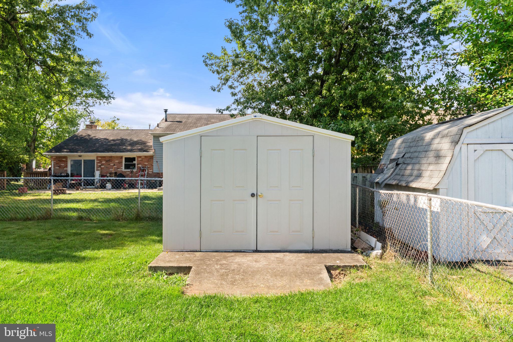 COUNTRY CLUB MANOR - Residential