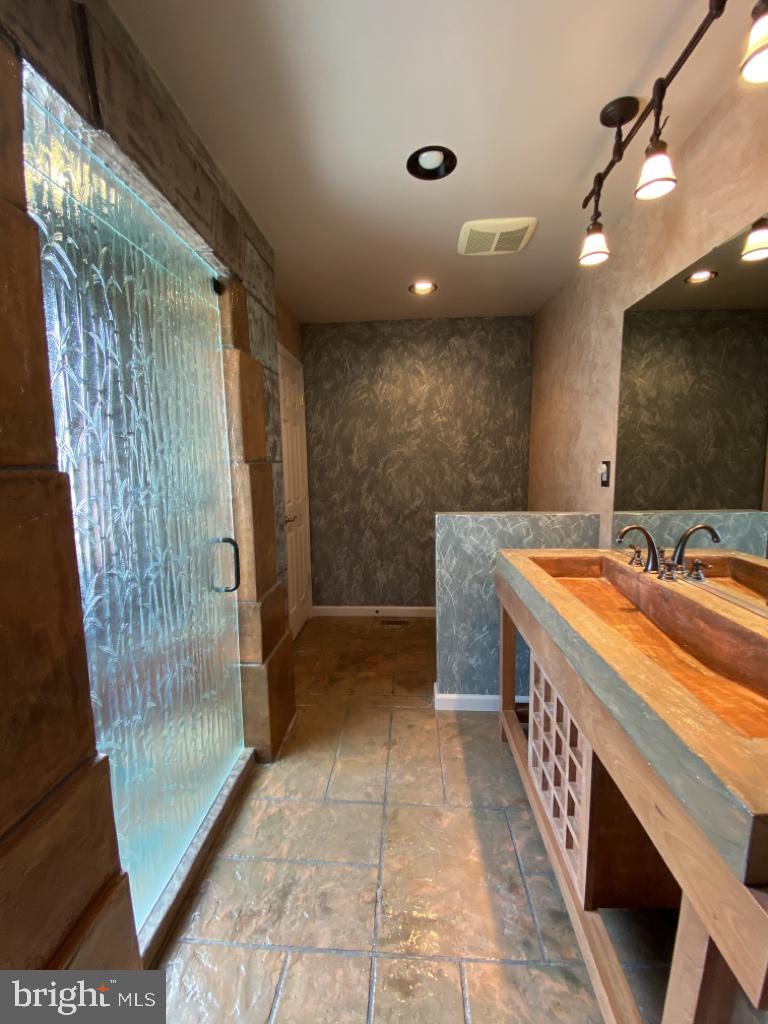 LAKE OF THE WOODS - Residential Lease