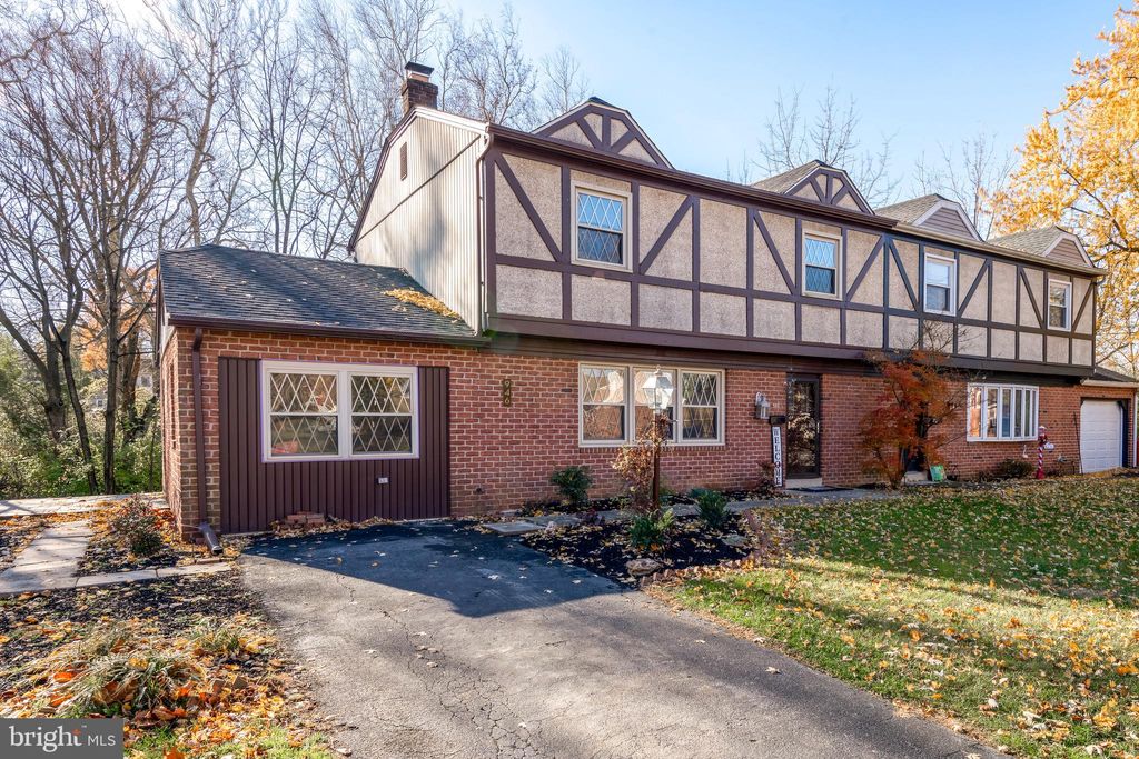 Photo of 946 Homeland Drive, Lancaster, PA 17601 (MLS # PALA2061150)