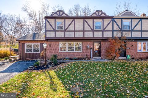 Photo of 946 Homeland Drive, Lancaster, PA 17601 (MLS # PALA2061150)