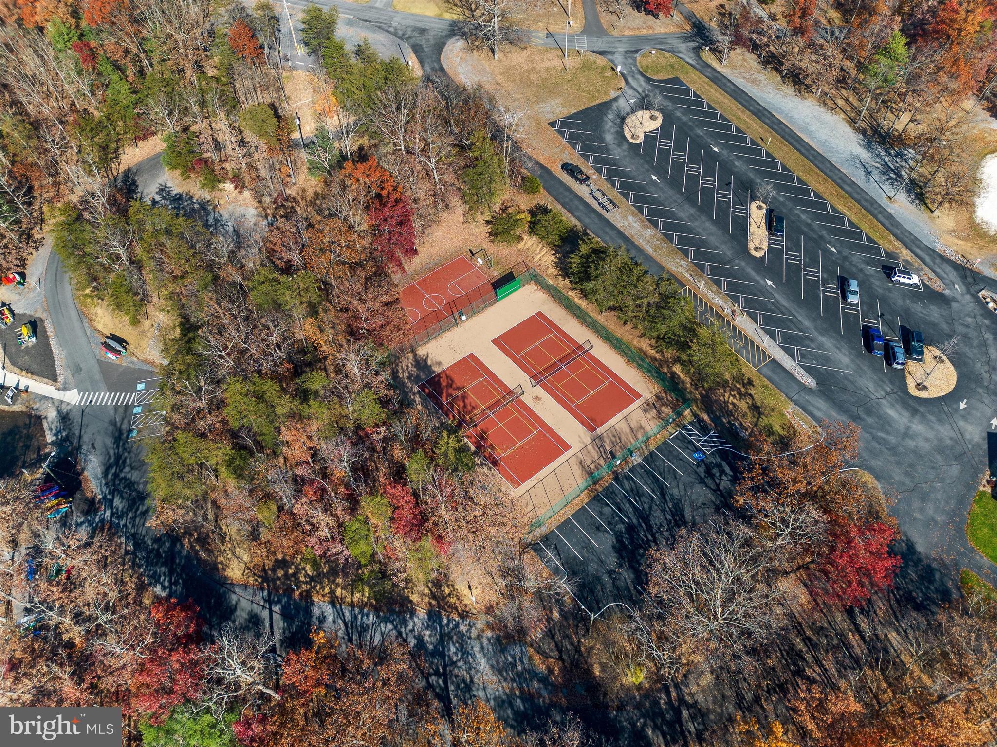 LAKE HOLIDAY ESTATES - Land
