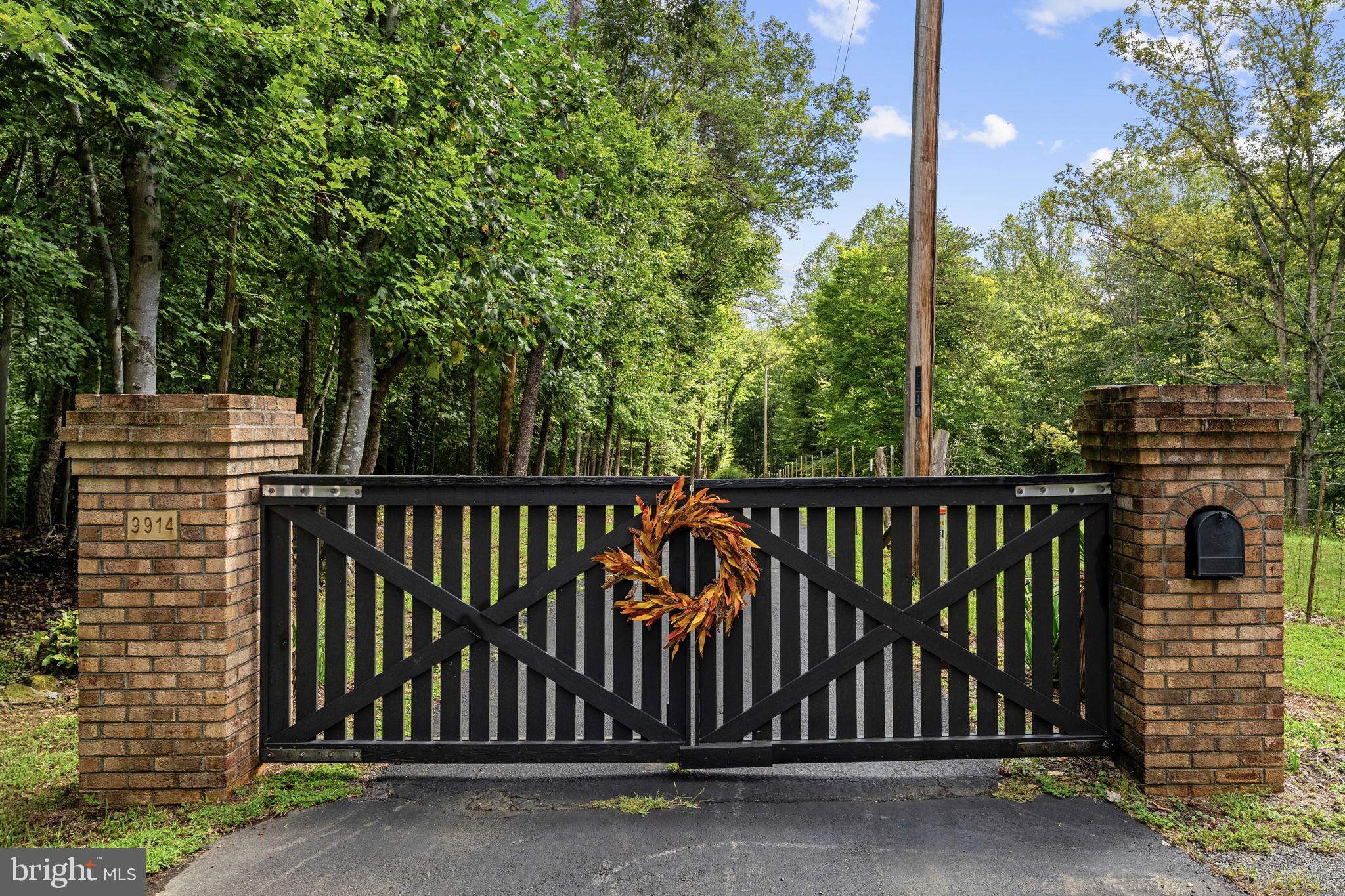 9914 CREST COURT