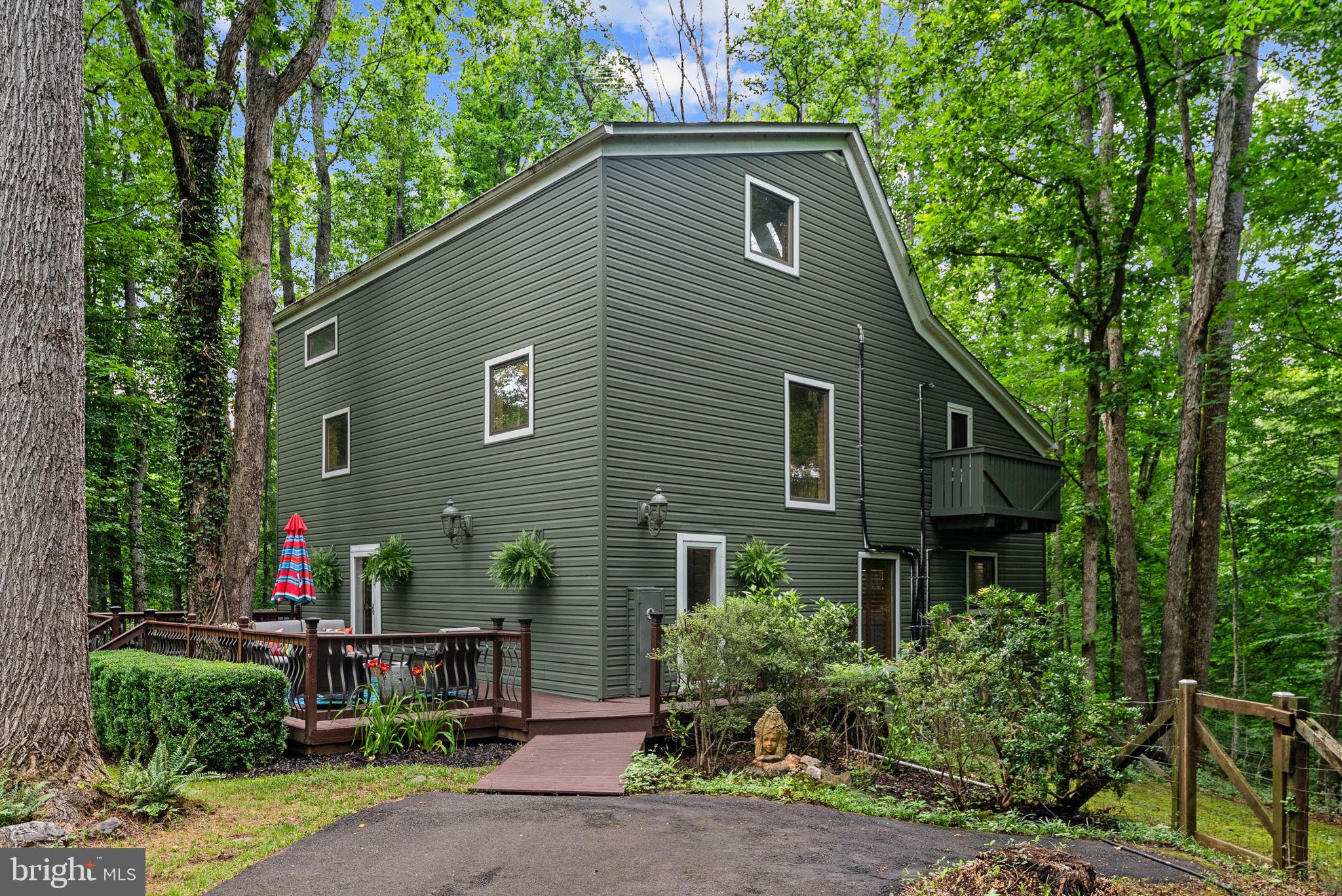 9914 CREST COURT