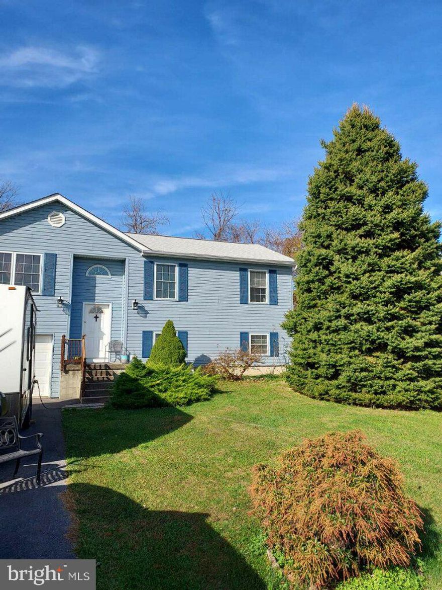 This split level home offers 3 bedroom and 1 full bath in the main level. Dining area off kitchen with Unfinished lower level, however has potential to increase living space plenty of room for a workshop or craft area with washer/dryer and unfinished full bathroom all in a new Roof installed in 2019. Lots of potential here, close to the amenities of Martinsburg and commuter routes.