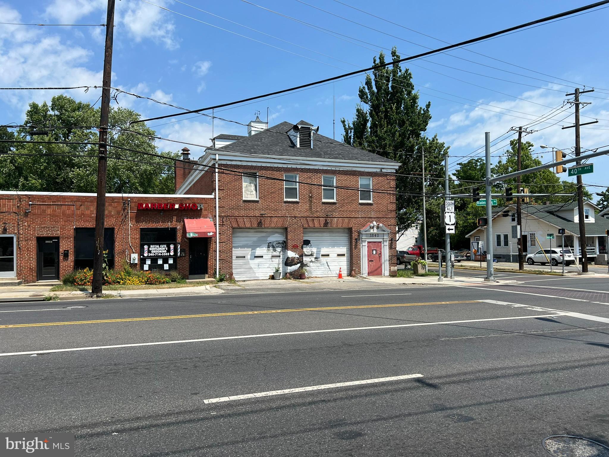 Main image without alt text