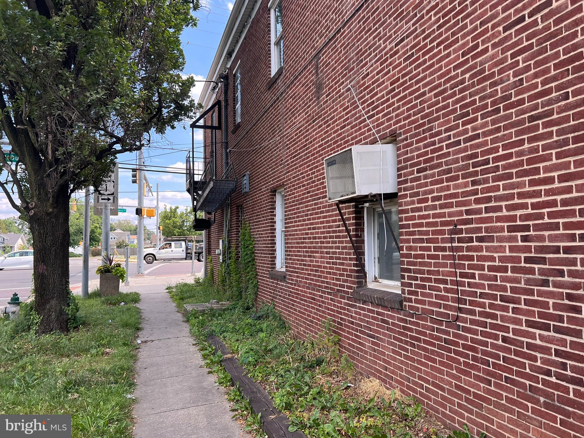 Main image without alt text