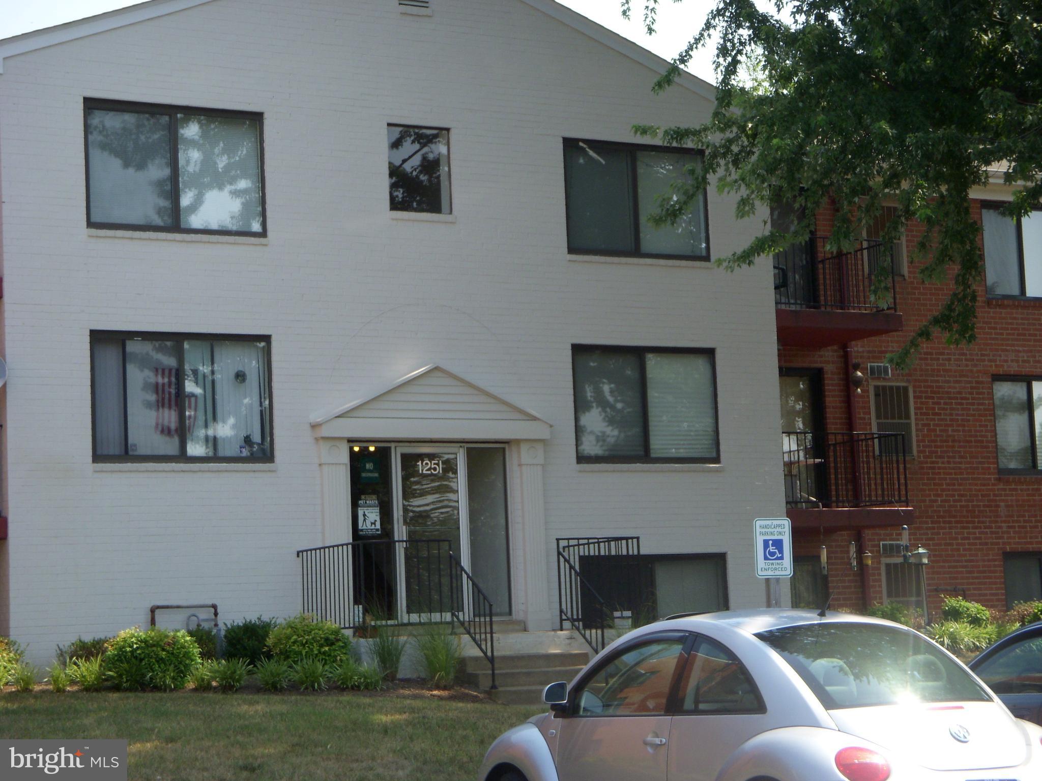 COUNTRY CLUB GREEN - Residential Lease