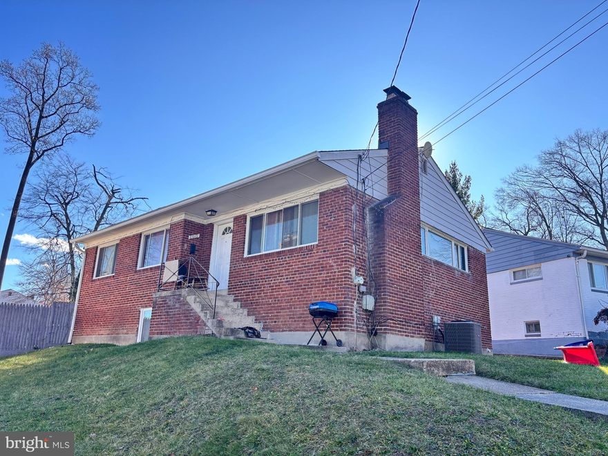 Introducing a Fantastic Rental Investment Opportunity! This property features two independent living spaces, making it an ideal choice for investors or those seeking rental income. The first level boasts 3 spacious bedrooms, a full bathroom, a generous living-dining area, and a  kitchen. The second level mirrors this layout with an additional 3 bedrooms, another full bathroom, a second living-dining area, and its own kitchen, providing flexibility and privacy for tenants.

The extensive backyard is a standout feature, offering ample space for parking—accommodating over 10 cars—plus a convenient driveway for easy access. This property not only promises excellent rental potential but also ensures hassle-free parking for residents and guests. Don't miss out on this exceptional investment opportunity!