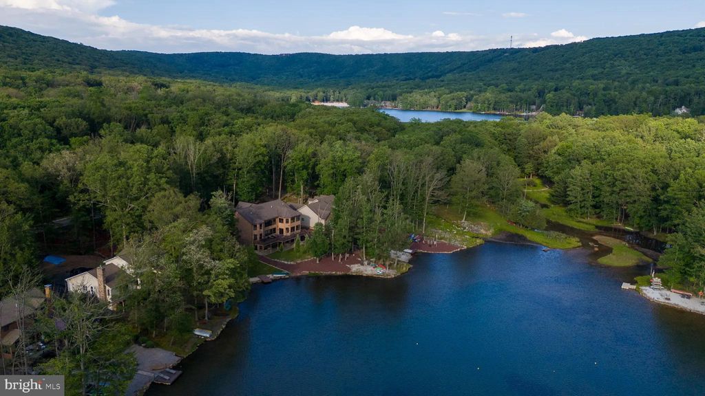 Photo of 426 Royal Aberdeen, HAZLE TOWNSHIP, PA 18202 (MLS # PALU2002728)