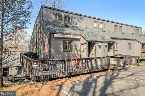 Photo of 31 Middle Village Way, TANNERSVILLE, PA 18372 (MLS # PAMR2006294)