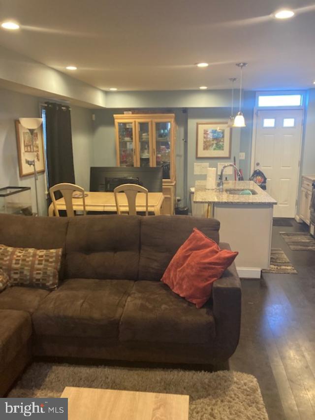 7012 E LOMBARD