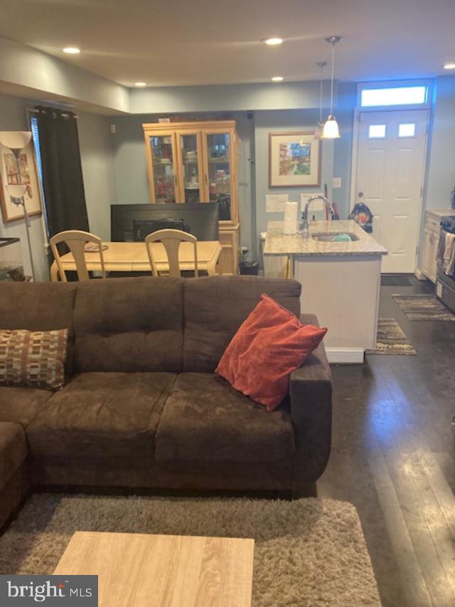 7012 E LOMBARD