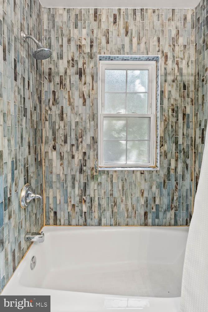 COLONIAL VILLAGE - Residential