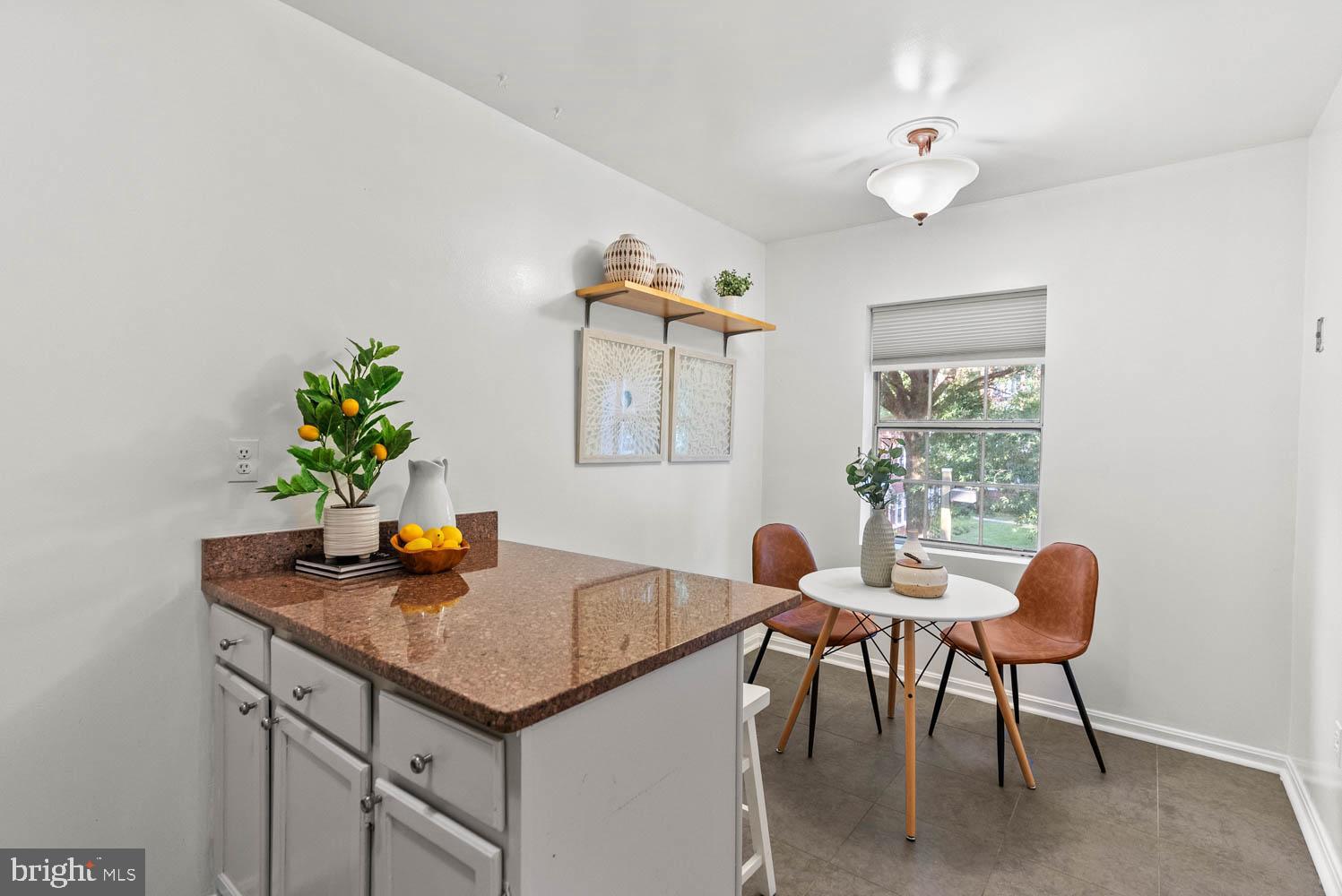 COLONIAL VILLAGE - Residential