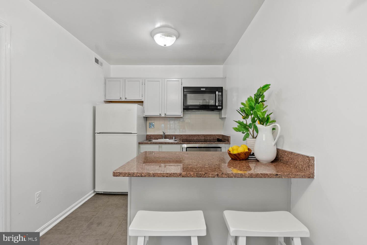 COLONIAL VILLAGE - Residential