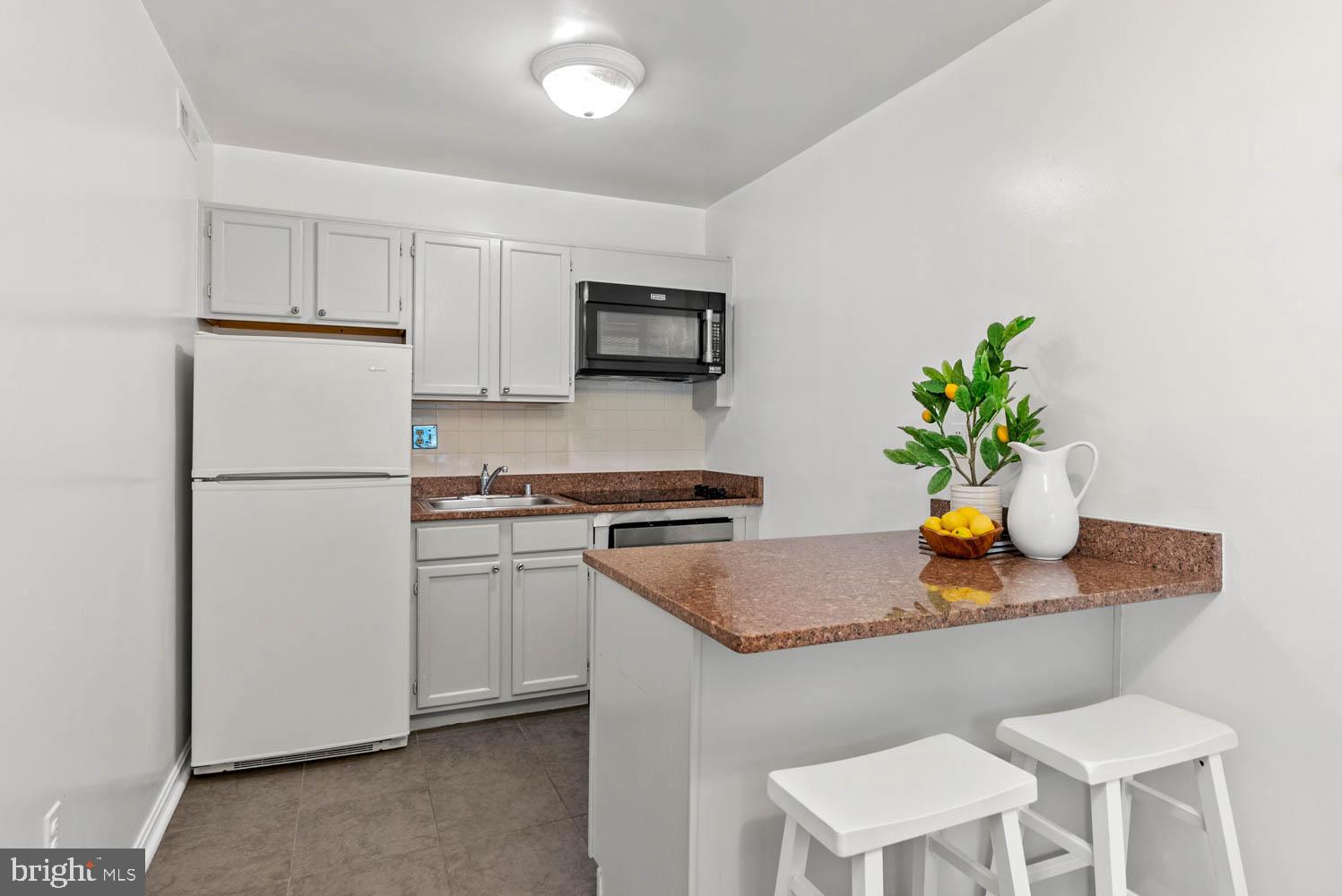 COLONIAL VILLAGE - Residential