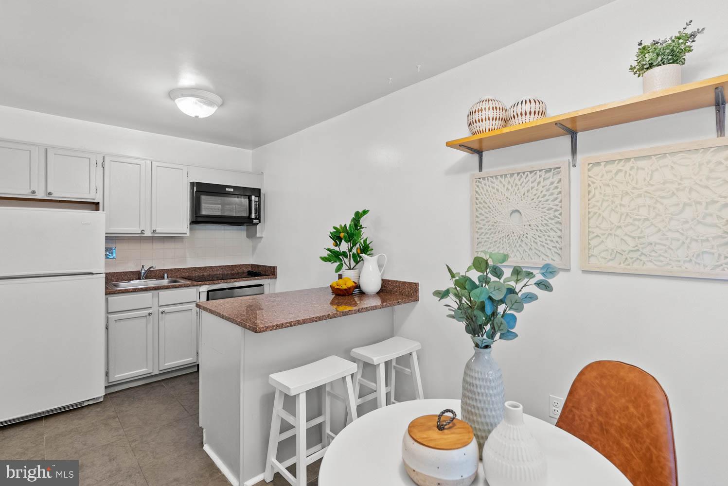 COLONIAL VILLAGE - Residential