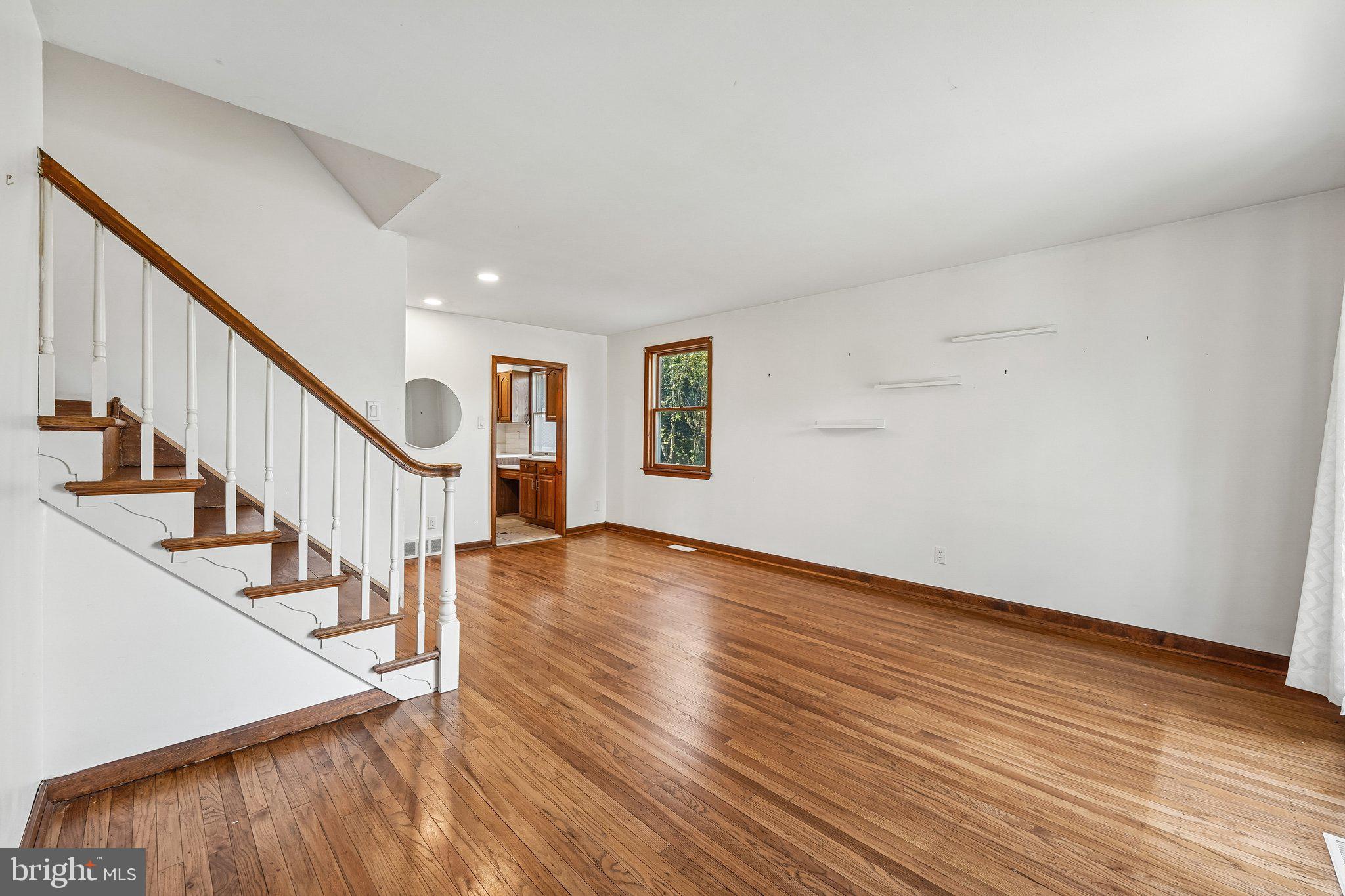 915 LOMOND LANE