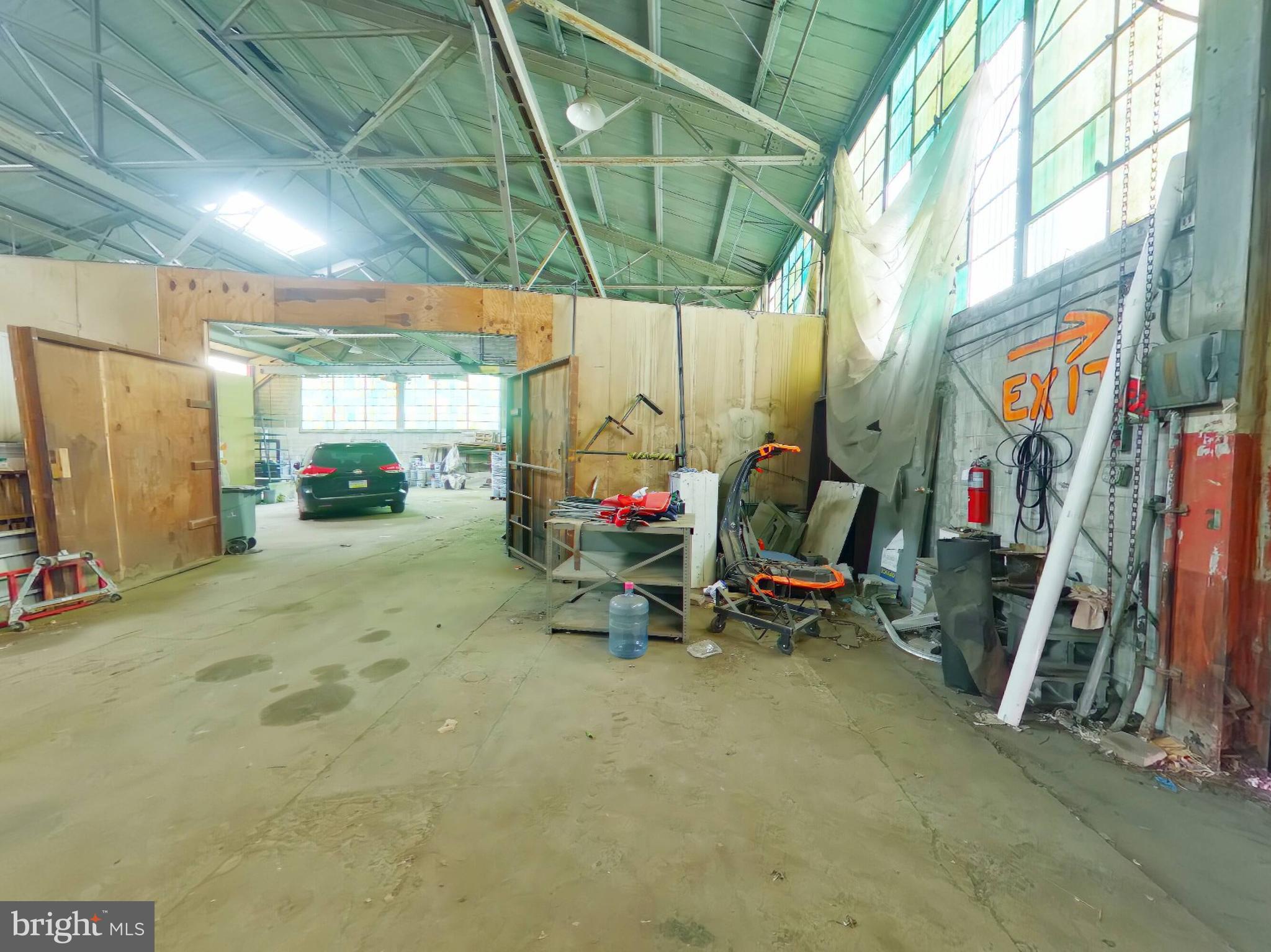 EAST FALLS - Commercial Sale