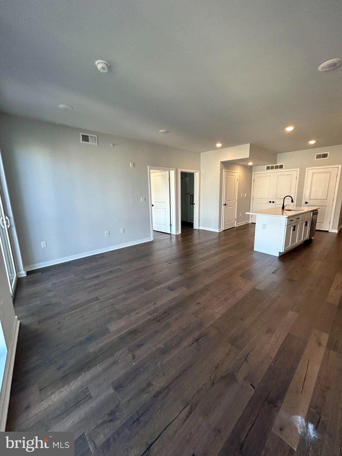 5542 RIDGE AVENUE 44 301