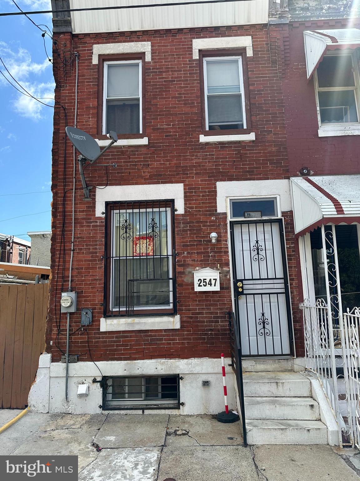 Attention investors! This is an excellent opportunity for potential rental income! This property requires some minor TLC but is priced accordingly. Call now to set up an appointment!