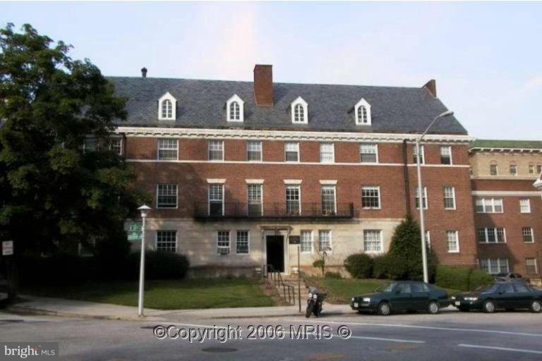 Convenient and affordable! This 1st Floor condo in Tuscany-Canterbury is right next to Johns Hopkins and an easy ride to downtown. Enjoy all the city has to offer without any of the maintenance issues of a home.