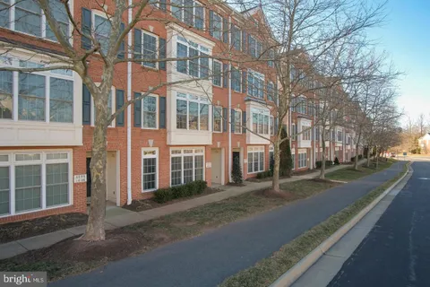 4610 Battenburg Lane Unit 821, Fairfax, VA MLS: VAFX2309696
