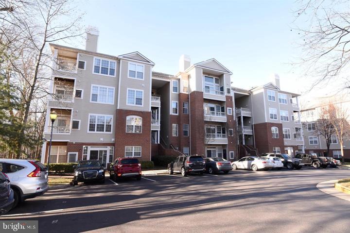 Welcome to your fully renovated 2-bedroom + den, 2-bath condo in the heart of Fairfax, VA — a perfect blend of modern style and comfortable living.
Nestled in a vibrant community between Fair Oaks and Fair Lakes, this 1,345 sq. ft. residence has been thoughtfully updated from top to bottom. Inside, you'll find sleek finishes and an open layout enhanced by durable, modern LVP flooring throughout.
The stylish kitchen features brand-new stainless steel appliances, quartz countertops, and ample cabinet and counter space — ideal for cooking and entertaining.
The roommate-style floor plan includes two generously sized bedrooms and two full bathrooms. The spacious primary suite offers a walk-in closet, ceiling fan, and a private en-suite bath. A separate den provides the perfect space for a home office, reading nook, or quiet retreat.
Enjoy resort-style community amenities such as a swimming pool, gym, and tennis courts — perfect for staying active and social.
Located just minutes from top dining, shopping, and entertainment, this condo offers the best of urban convenience with suburban tranquility.
Don't miss the opportunity to call this beautifully updated home your own.