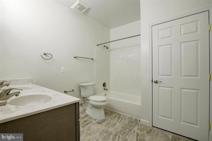 CHRISTOPHER AT CEDAR LAKES - Residential Lease