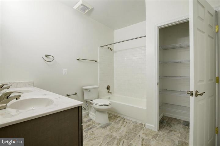 CHRISTOPHER AT CEDAR LAKES - Residential Lease