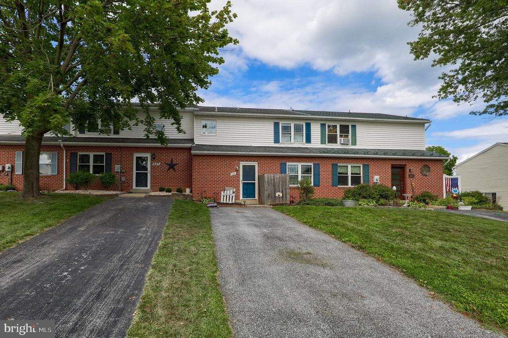 Photo of 465 CROSSWINDS DR, LITITZ, PA 17543 (MLS # PALA2039348)