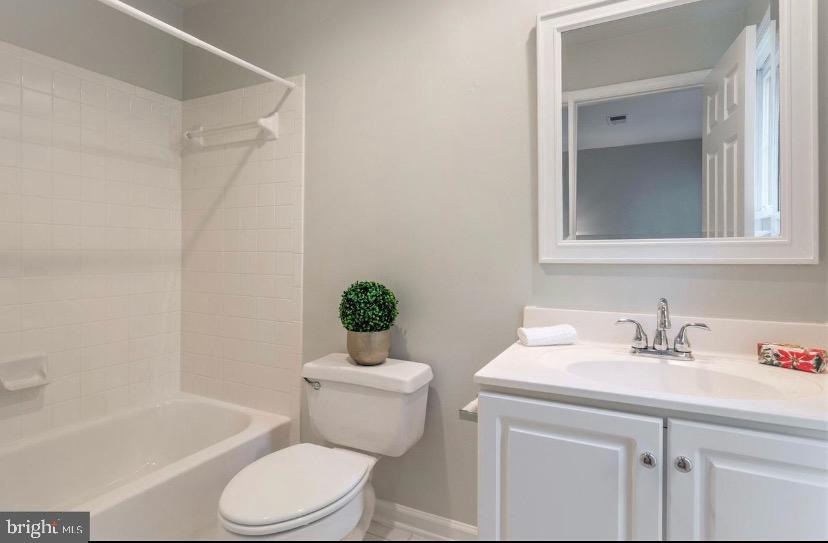 COURTHOUSE HILL - Residential Lease