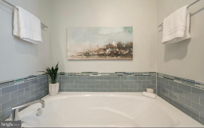 COURTHOUSE HILL - Residential Lease