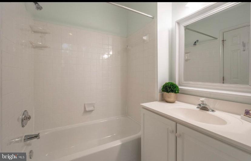 COURTHOUSE HILL - Residential Lease