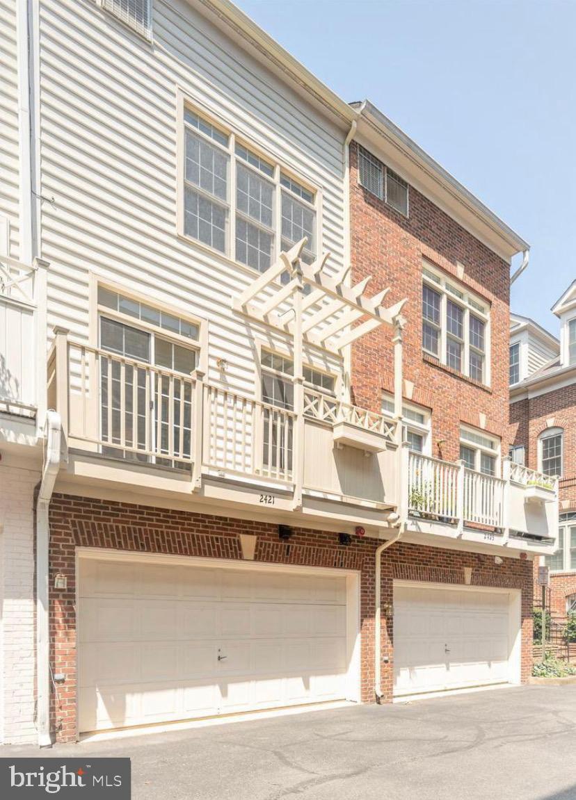 COURTHOUSE HILL - Residential Lease