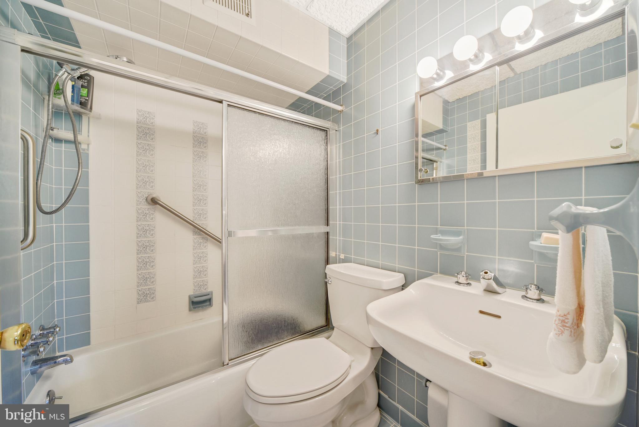 HALLMARK MANOR - Residential