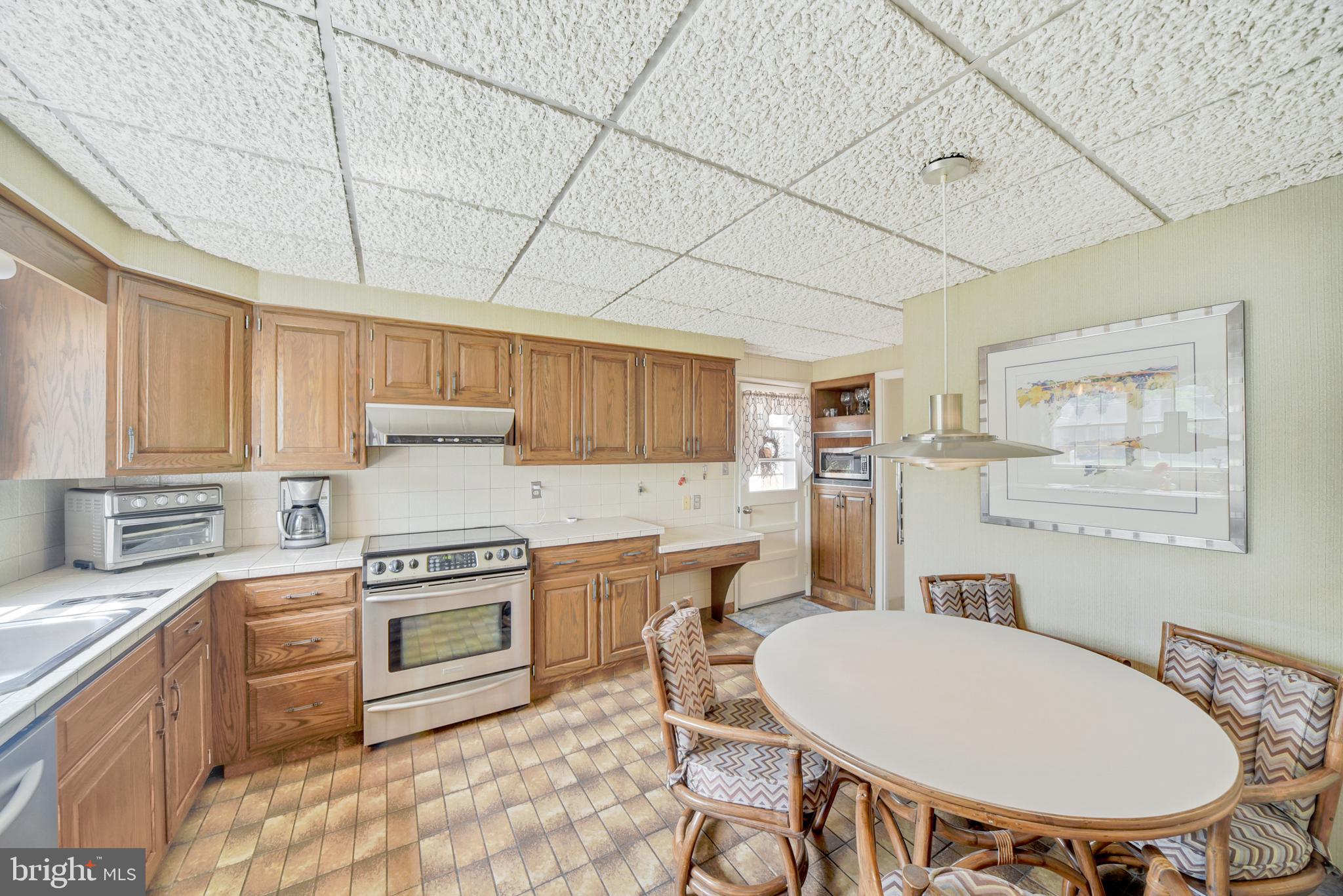 HALLMARK MANOR - Residential