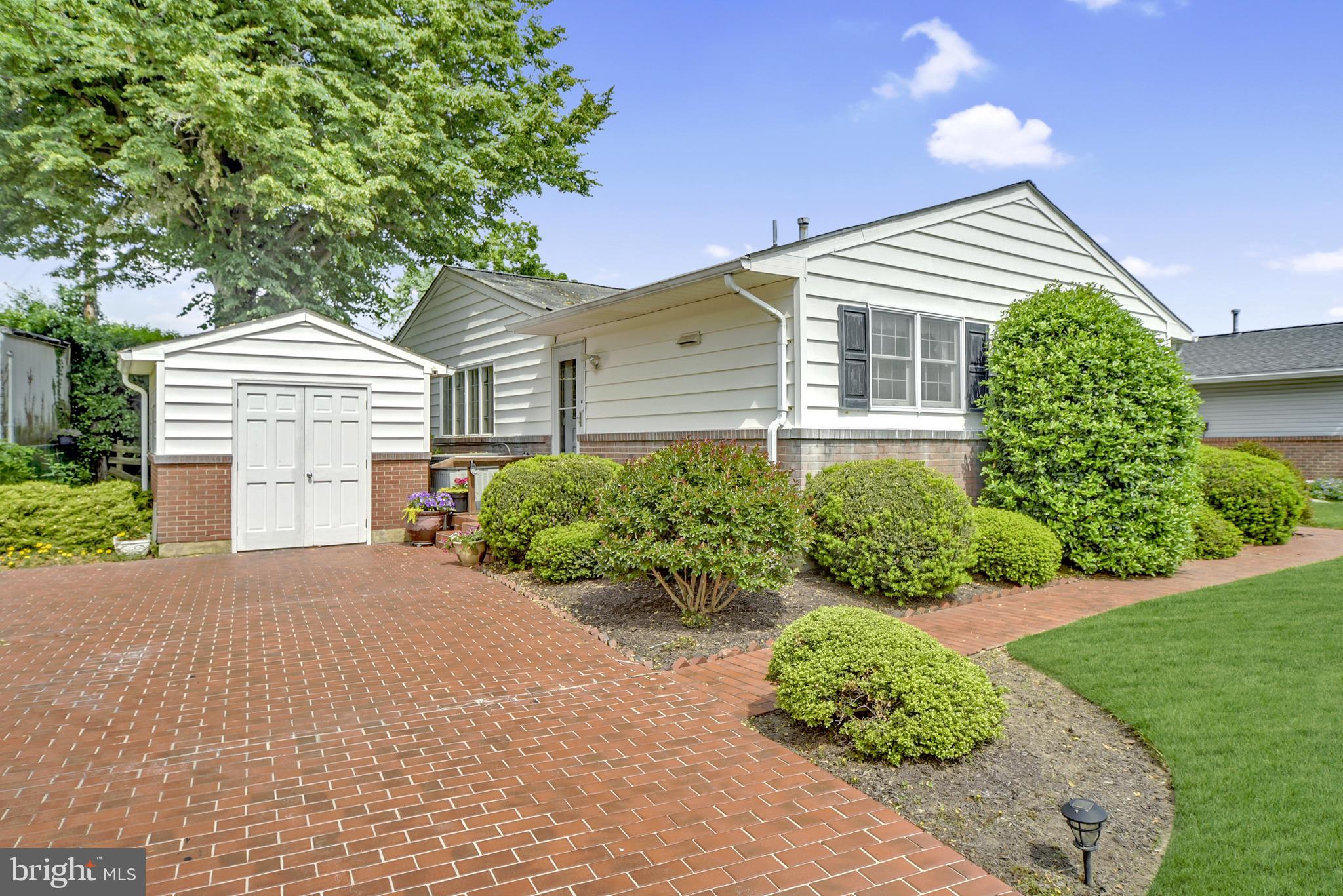 HALLMARK MANOR - Residential