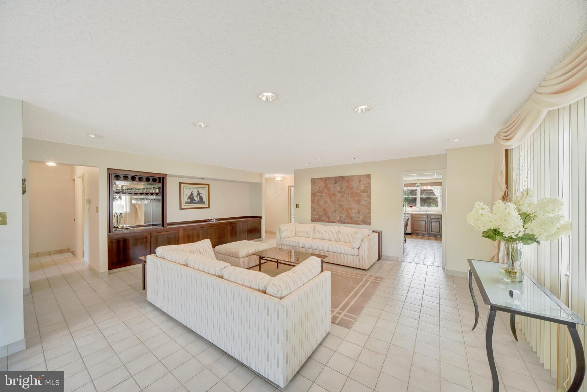 HALLMARK MANOR - Residential