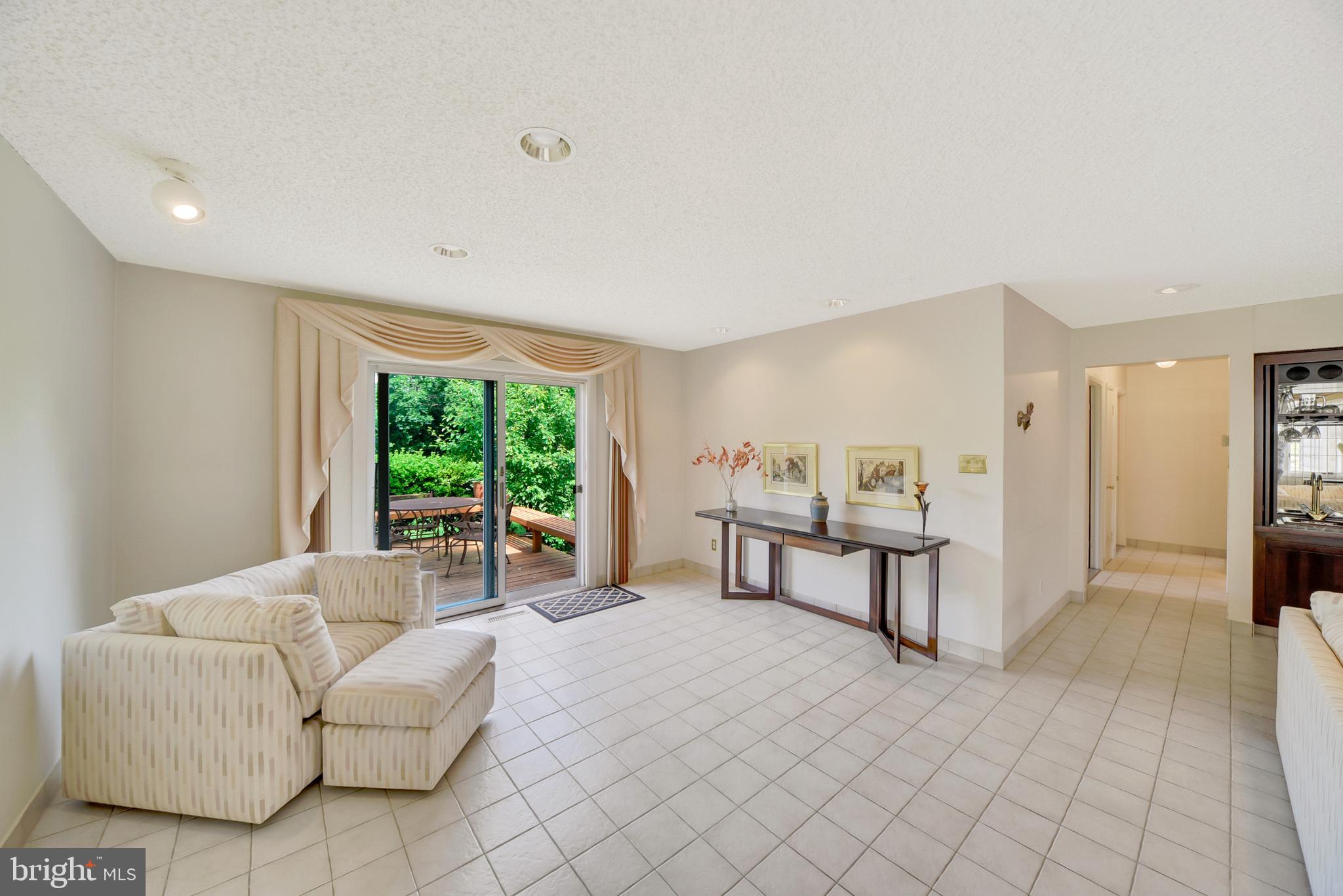 HALLMARK MANOR - Residential