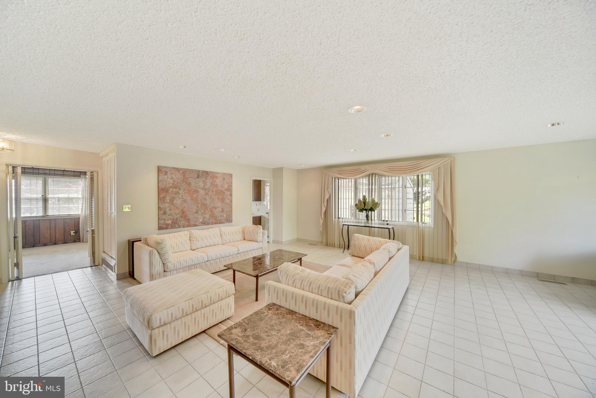 HALLMARK MANOR - Residential