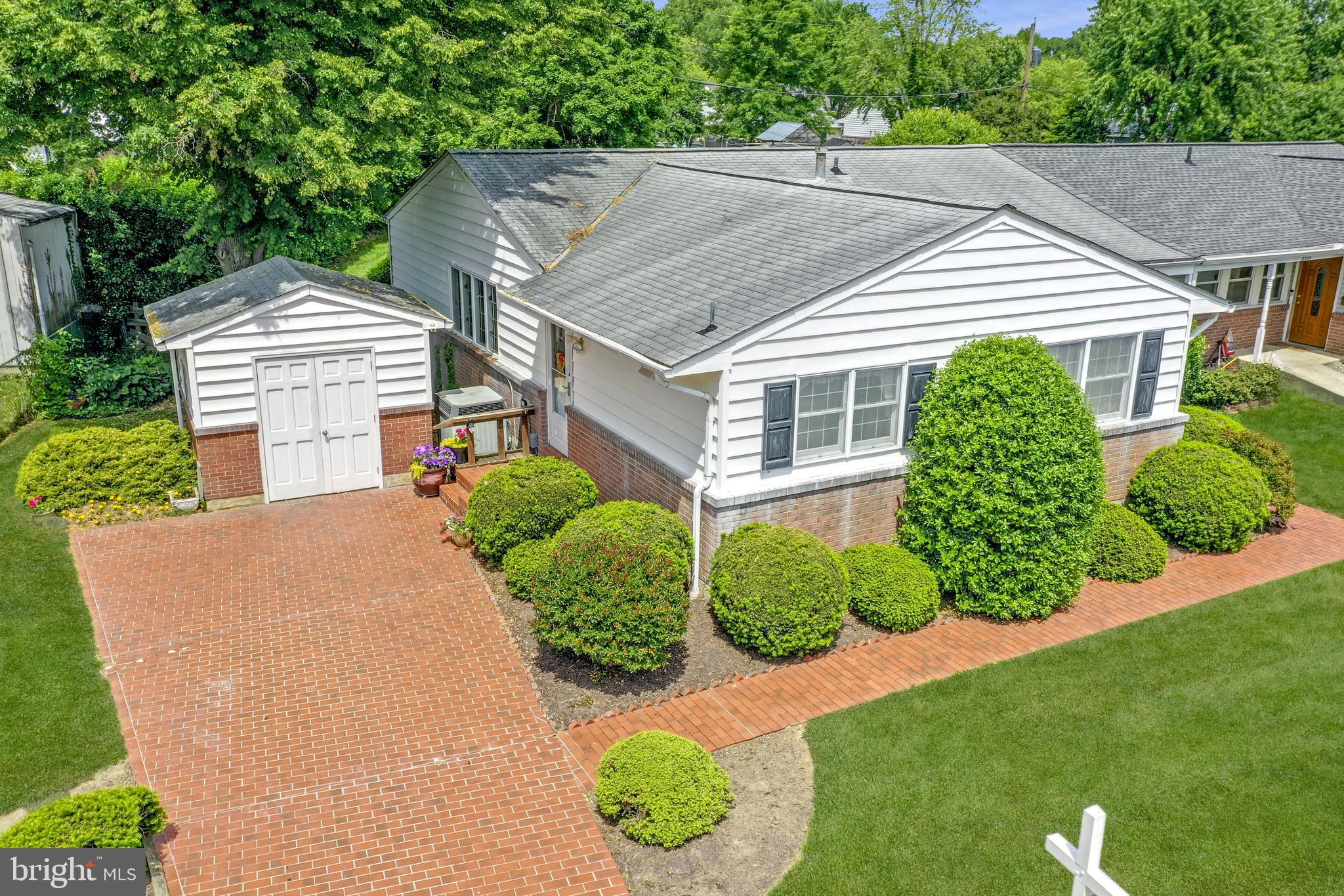 HALLMARK MANOR - Residential