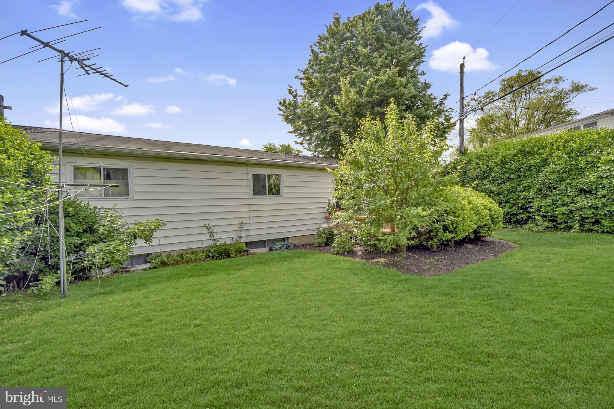 HALLMARK MANOR - Residential