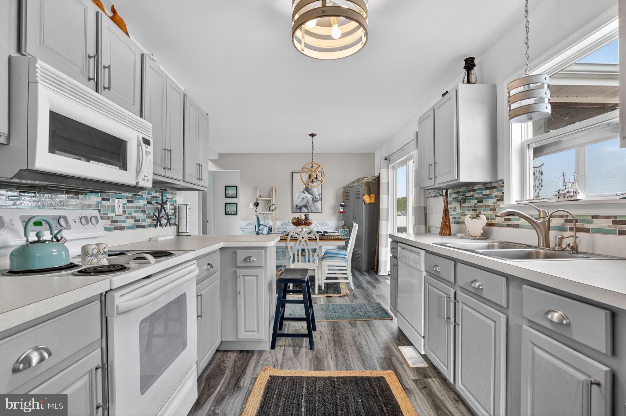 CAPTAIN'S COVE - Residential