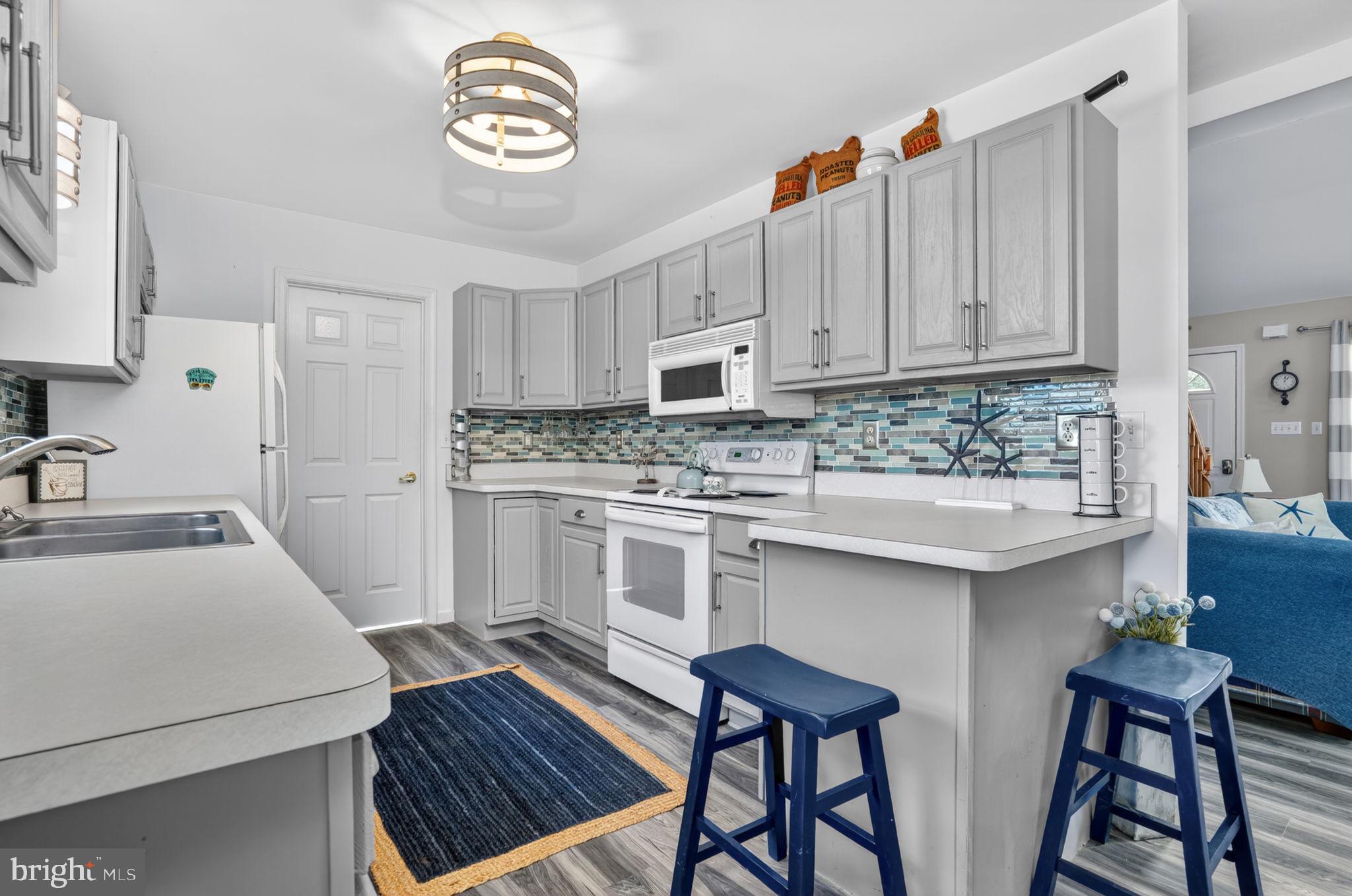 CAPTAIN'S COVE - Residential